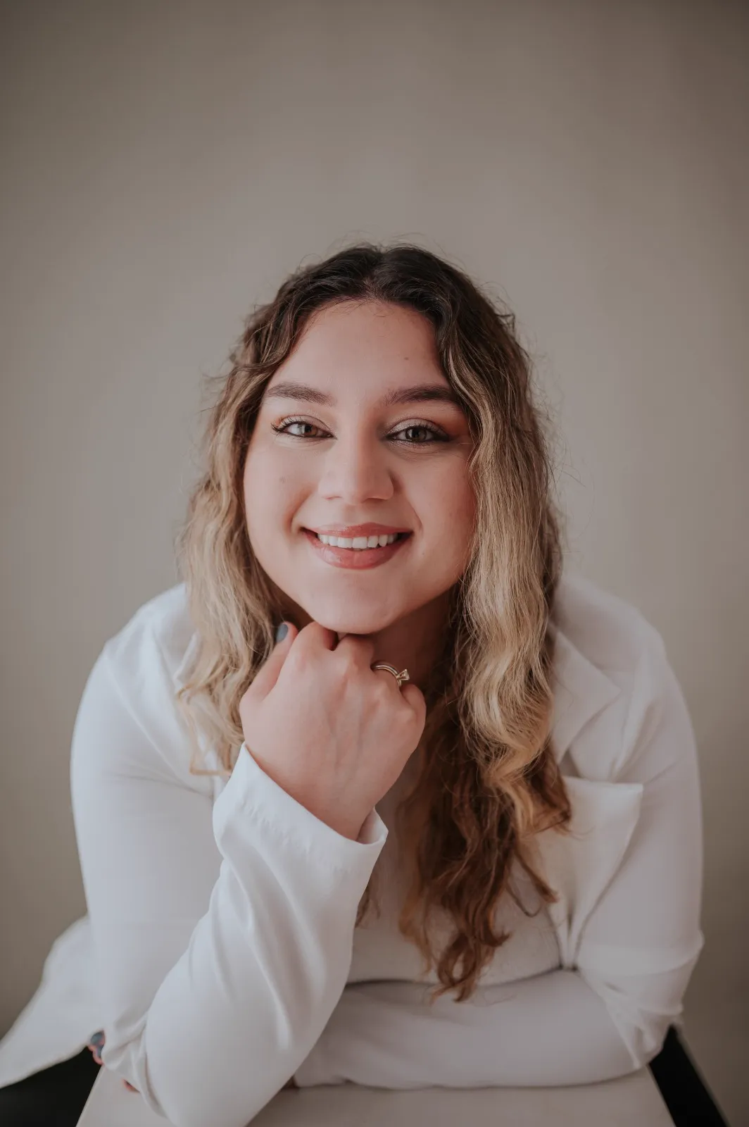 Retrato da psicóloga clínica Marcela Cesnique em seu consultório
